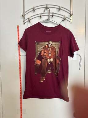 The Notorious B.I.G. Biggie Smalls Throne Graphic T-Shirt